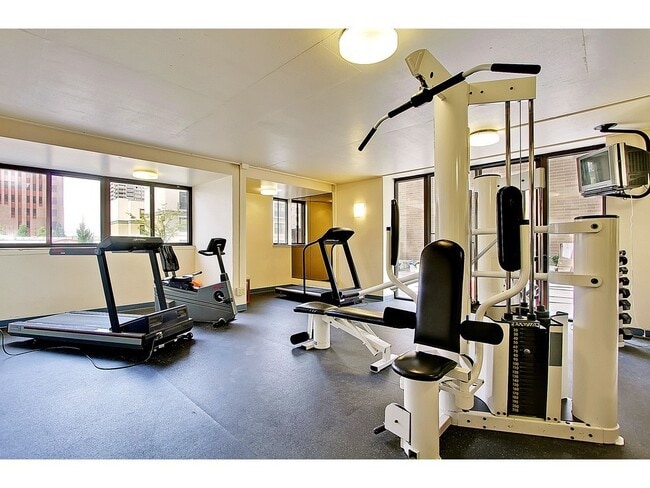 Building Photo - Beautiful bright One Bedroom Condo With St...