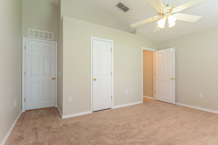 Building Photo - 17047 Ongar Ct