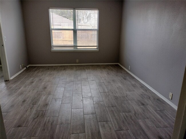 Building Photo - 14930 Sugarhollow Dr