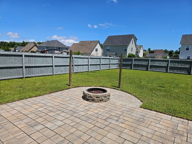 Building Photo - 3 Bedroom, 2 bath unfurnished home located in Bridgeport Community in Sneads Ferry