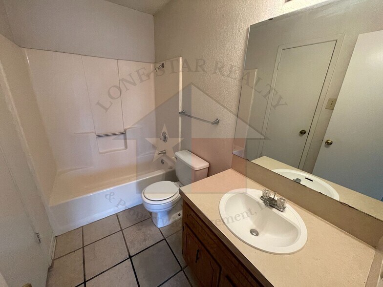 Building Photo - 3001 Lake Rd