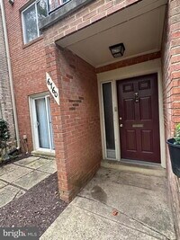 Building Photo - Charming Annandale Townhome with Modern Up...