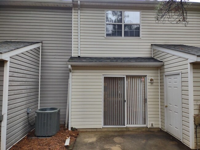 Building Photo - Move In Ready Townhome located in the Pres...