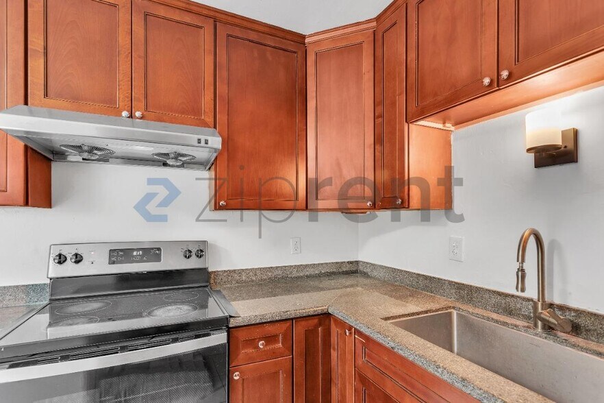 Building Photo - Unit B