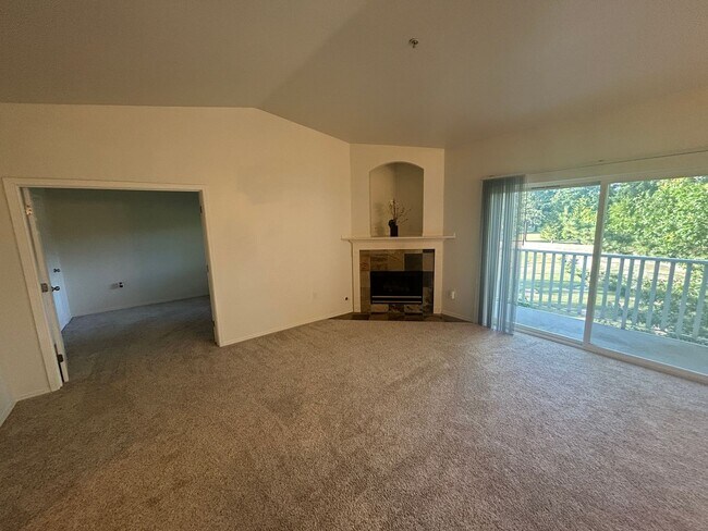 Building Photo - 3 Bed, 2 bath 3rd floor Condo w/garage in ...