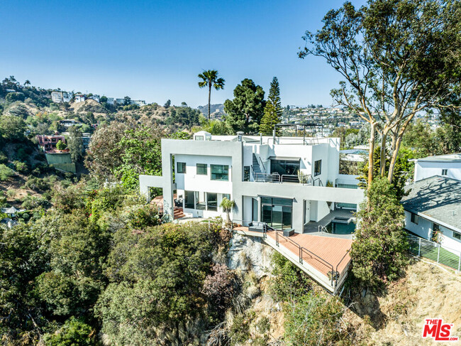 Building Photo - 8424 Grand View Dr
