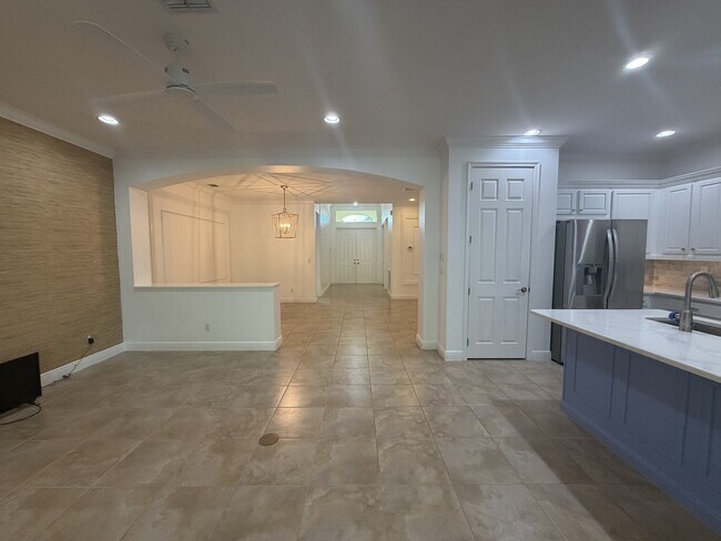 Building Photo - 11908 SW Crestwood Cir