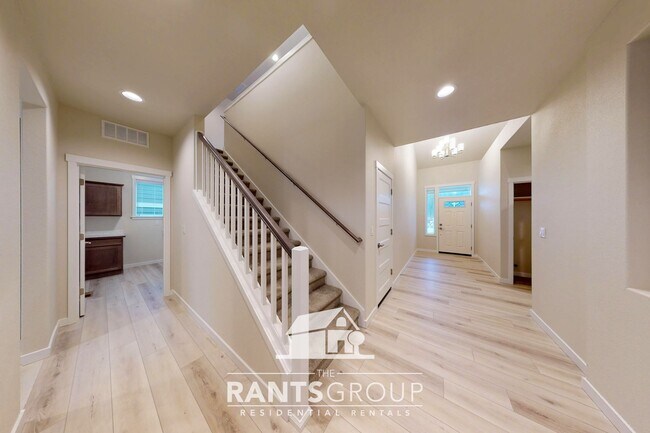 Building Photo - Beautiful Home! Easy JBLM commute!