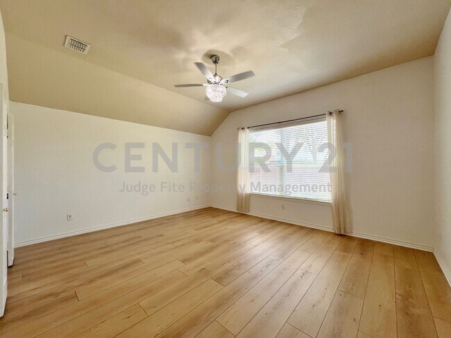Building Photo - Fantastic 2-Story 5/3/2 in Fort Worth For ...