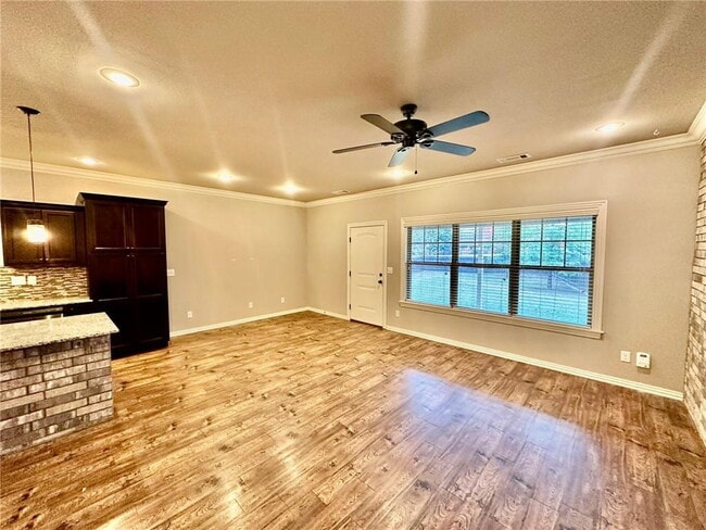 Building Photo - 186 Old Farmington Rd