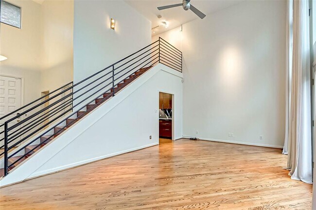 Building Photo - 1551 Cortlandt St
