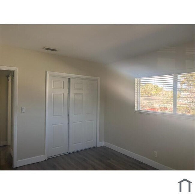 Building Photo - 5819 NW 17th Pl