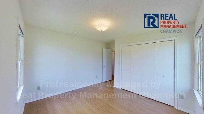 Building Photo - Spacious Ranch Home on 3 Acres