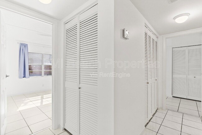 Building Photo - 345 W Laurel Dr