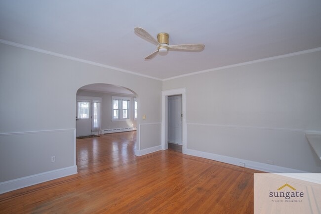 Building Photo - 3043 Pinewood Ave