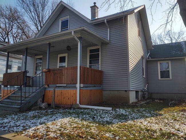 Building Photo - 3 Bedroom 1 Bathroom House in Davenport