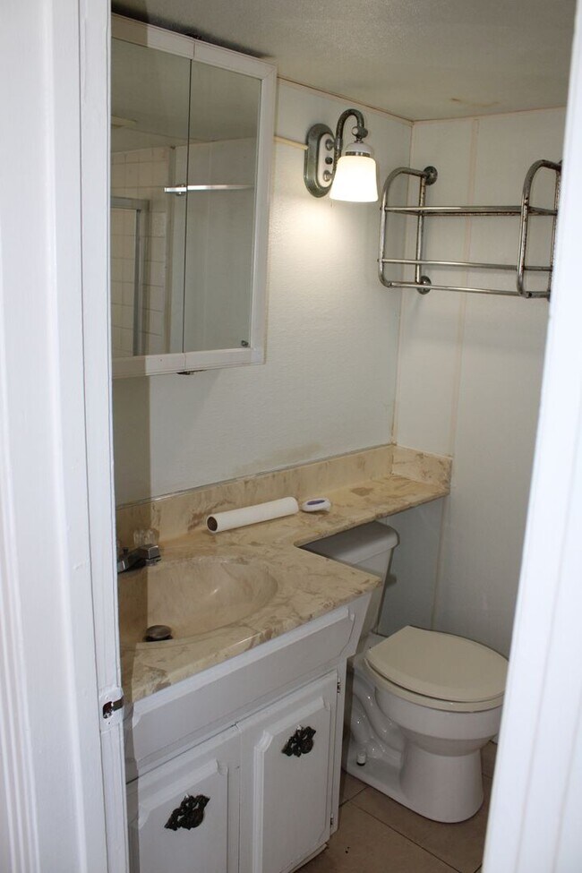 Building Photo - Three Bedroom, One Bathroom Single Family Home in Isleton.