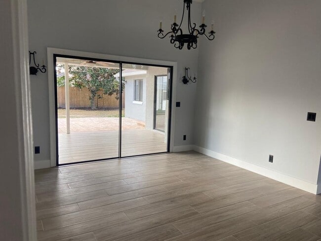 Building Photo - 1826 Shadyhill Ter