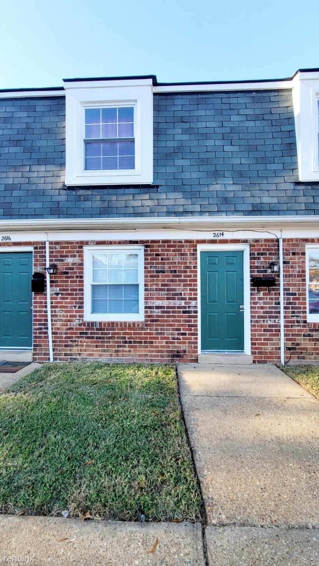 Building Photo - 2 br, 1 bath Townhome - 2614 Wayside Dr