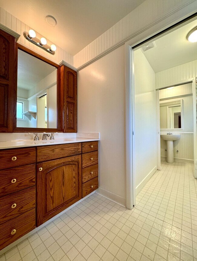 Building Photo - **50% OFF FIRST MONTH'S RENT** Country Liv...