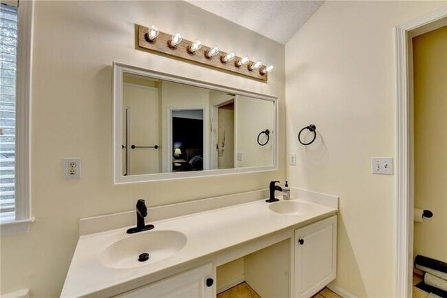 Building Photo - House 3 Beds 3 Baths
