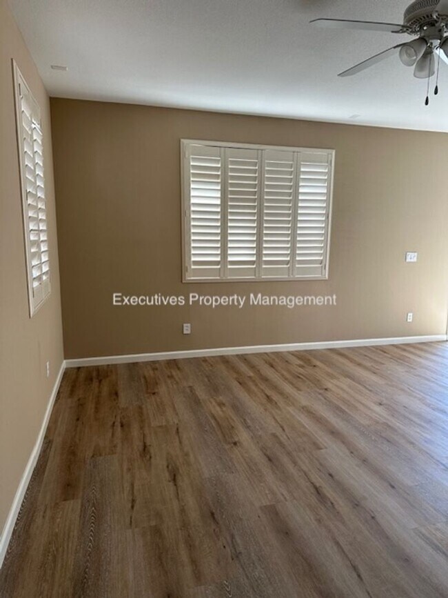 Building Photo - 518 Barclay Way