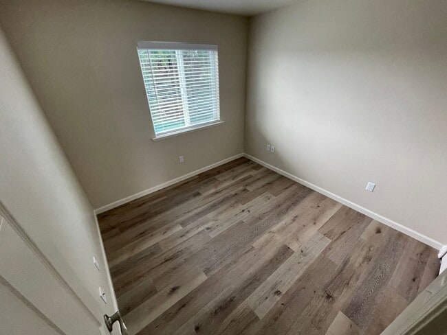 Building Photo - 1122 Chelsea Wy