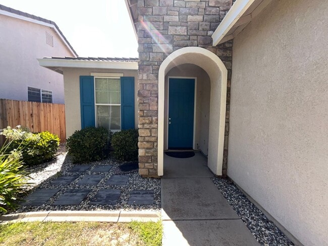 Building Photo - 3 Bed | 2 Bath | 1330SF | Tenant Pays $175...