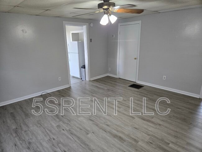 Building Photo - 236 S Mary Ellen St