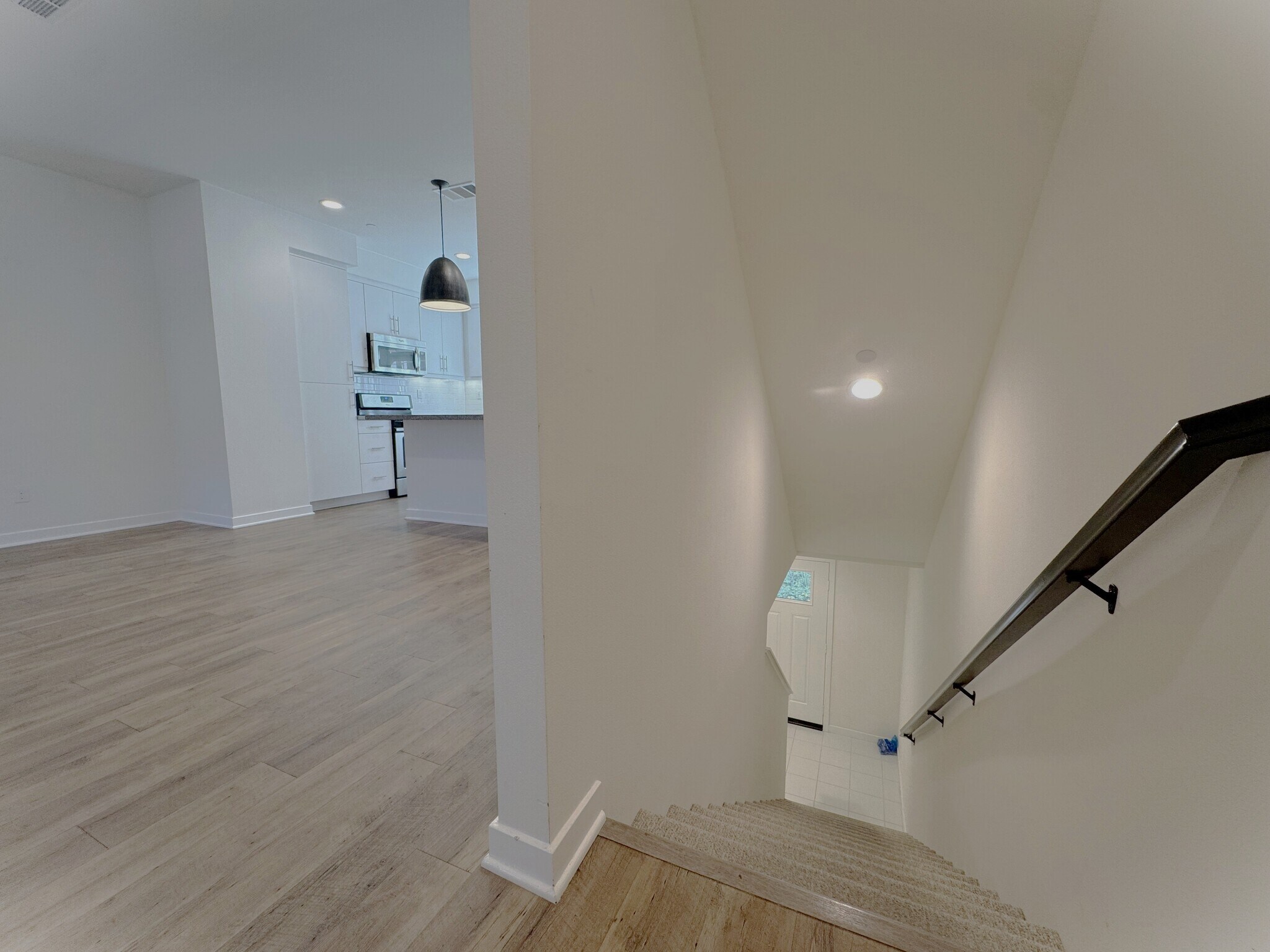 Staircase to Foyer/level 1 - 2729 Sunrise Way