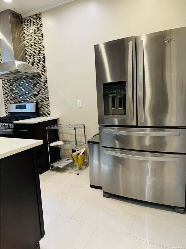 Building Photo - 84 Pine St