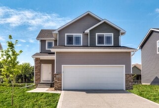 Building Photo - Beautiful, single-family home in Altoona! ...