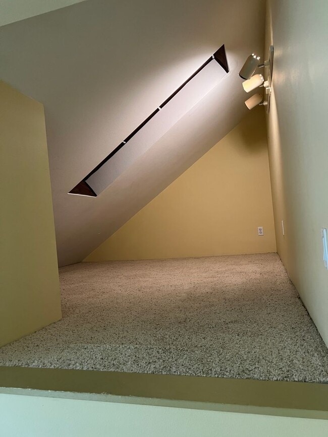 Building Photo - Private access to Lake Sammamish house