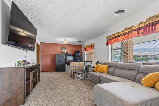 Building Photo - Spacious 3 bedroom 2 bath home with Solar Panels