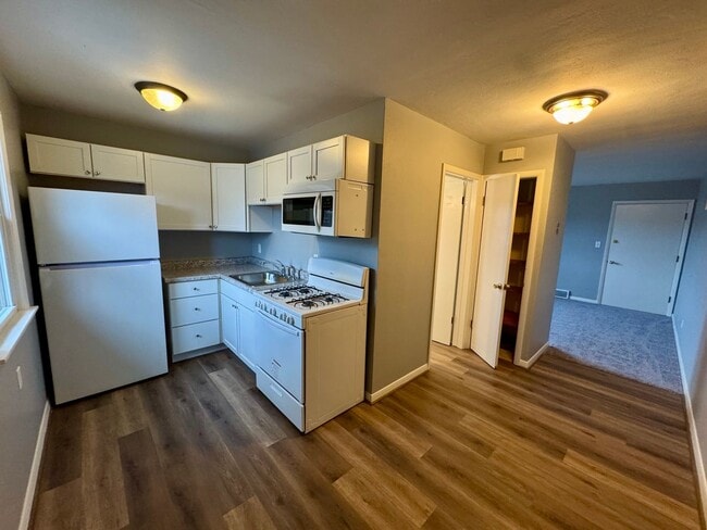 Building Photo - All Utilities Paid – Top-Floor Studio with Parking Outside Door – $850