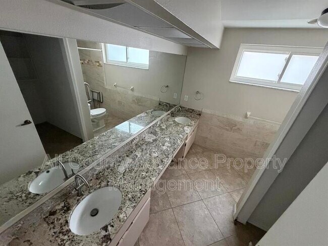 Building Photo - 3232 Oakwood Pl