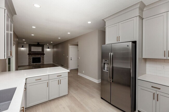 Building Photo - THOUGHTFULLY UPDATED!! 4 Bedroom, 3 Bathroom Home in Urbandale!