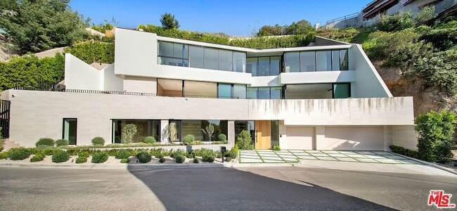 Building Photo - 8765 Hollywood Blvd