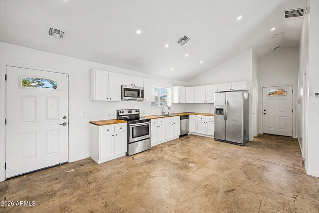 Building Photo - 505 N 16th Ave