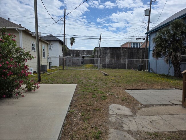 Building Photo - 1809 Avenue O 1/2