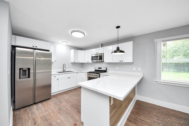 Building Photo - 5738 Kenilwood Dr