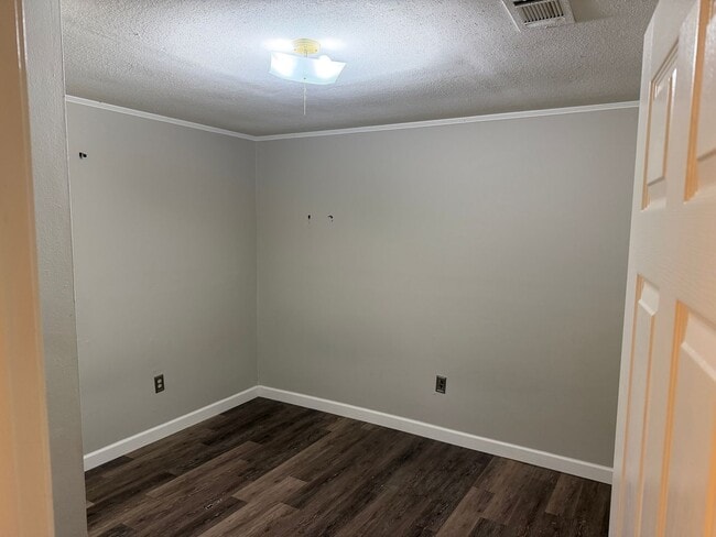 Building Photo - 2 Bed 1 Bath Duplex