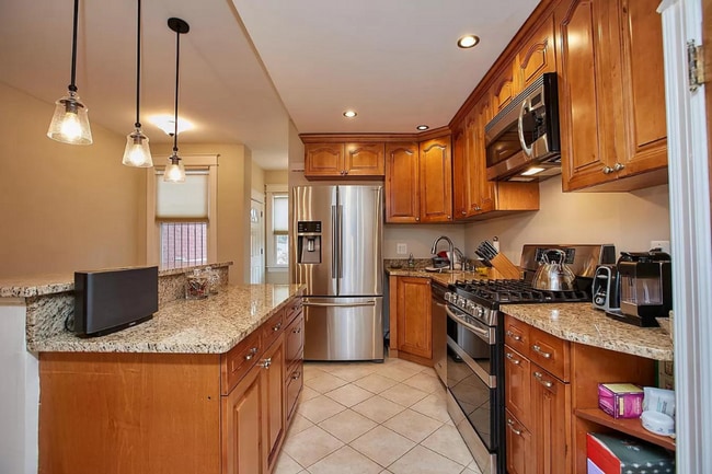 Building Photo - 3 level townhouse w 2br 2.5ba, parking spo...