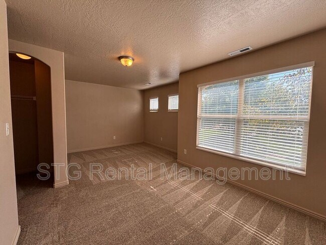 Building Photo - 3155 S Hidden Valley Dr