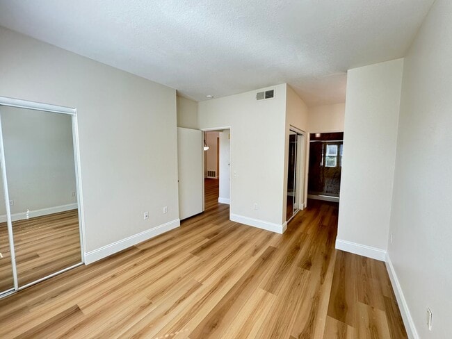 Building Photo - Immaculate 2Bd/2Ba Condo w/Brand New Floor...