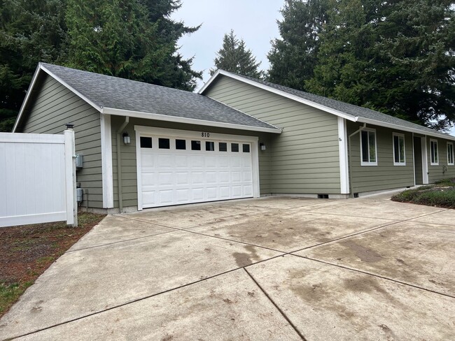 Building Photo - Very Nice Home in Waldport!