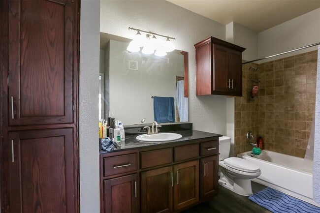 Building Photo - 910 W 25th St