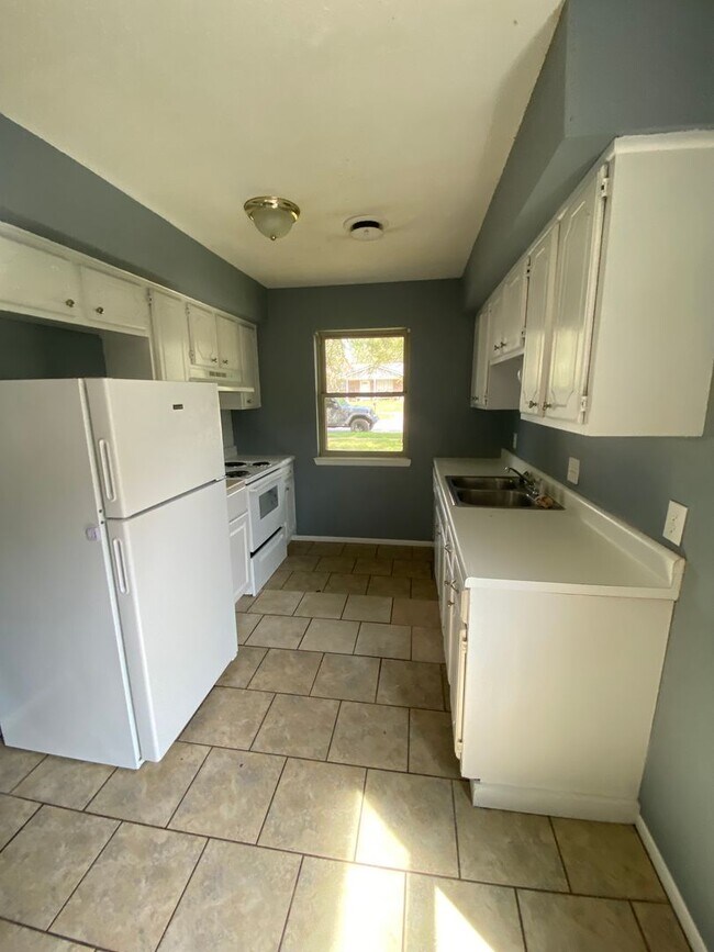 Building Photo - 3 BEDROOM 2 BATH HOUSE WITH 1 CAR GARAGE