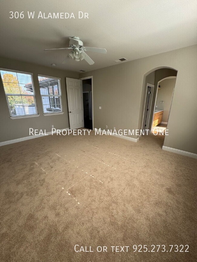 Building Photo - 306 W Alameda Dr