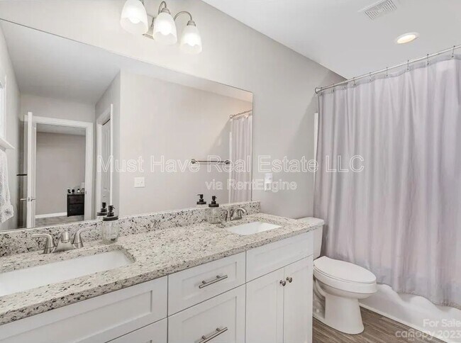 Building Photo - 1328 26th Ave NE